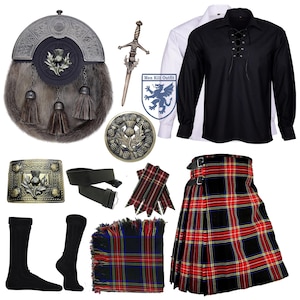 Puede incluir: Un conjunto de atuendos y accesorios de las Tierras Altas escocesas, que incluye una falda escocesa de tartán en rojo, negro y amarillo, un sporran, un sgian-dubh, un cinturón, una bufanda a cuadros y una camisa negra con cordones. También incluye calcetines negros y un alfiler de kilt.