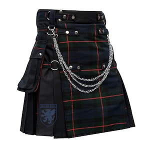 Peut inclure: Un kilt noir et à carreaux avec des accents rouges et verts. Le kilt présente une chaîne, des poches et des détails argentés. Le kilt a un design plissé et un écusson. Vêtement traditionnel.