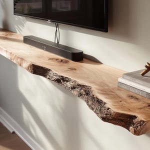 Estantes de madera hechos a mano - Almacenamiento moderno montado en la pared - Estantes flotantes de nogal - Estante flotante de borde natural para una consola de TV