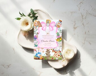 Pode incluir: Um convite com o tema Alice no País das Maravilhas com um laço rosa e texto. O convite inclui ilustrações de Alice, a festa do chá do Chapeleiro Maluco e outros elementos icónicos. O convite é rodeado por rosas brancas e vegetação.
