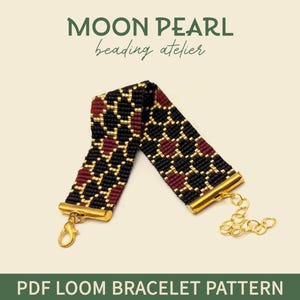 Op de afbeelding: Een geweven armband met een geometrisch patroon in zwart, bordeauxrood en goud. De armband heeft goudkleurige sluitingen en een ketting. De tekst "MOON PEARL beading atelier" en "PDF LOOM BRACELET PATTERN" zijn ook zichtbaar.