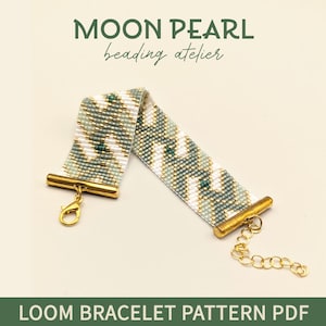 Puede incluir: Una pulsera tejida con un patrón geométrico de cuentas verdes, blancas y doradas. Cuenta con barras de extremo de metal dorado y un cierre de mosquetón. También se ve el texto "MOON PEARL beading atelier" y "LOOM BRACELET PATTERN PDF".