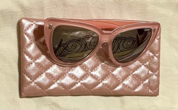 Quay Australia Blush Pink Sunglasses & Case - Etsy Israel display picture 1