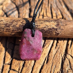 Collar de cordón de cuero con rubí crudo: piedra natal de julio, cristal minimalista