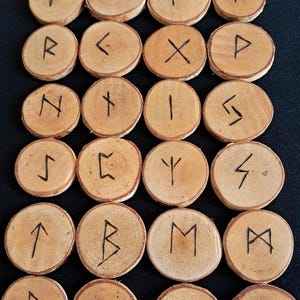 Runen des Elder Futhark | Set aus 25 Holzrunen | handgefertigt auf Birkenholz | Orakel & Ritualarbeit  | Runen im Beutel | Geschenkidee
