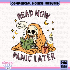 Puede incluir: Ilustración digital de un esqueleto leyendo un libro titulado "Last Chapter" bajo una manta. El texto incluye "Read Now", "Panic Later" y un bocadillo que dice "Wait... What?!" También hay una vela, un cuchillo y una taza.