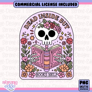 Puede incluir: Ilustración digital de una calavera con una corona floral, sosteniendo un libro abierto. El texto "DEAD INSIDE BUT BOOKS HELP" está presente. El diseño está rodeado de flores y estrellas, con una paleta de colores rosa y morado.