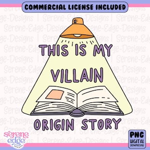 Op de afbeelding: Digitale afbeelding met een boek verlicht door een lamp. De tekst luidt "THIS IS MY VILLAIN ORIGIN STORY" in paars. Inclusief een banner "COMMERCIAL LICENSE INCLUDED" en een label "PNG DIGITAL DOWNLOAD".