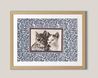 Impression collage carte postale vintage chat : chats tigrés et calicots parmi des fleurs indigo
