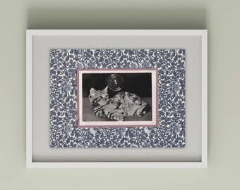 Vintage ansichtkaart print Cyperse kat: indigo bloemen collage muurkunst - A4/A3