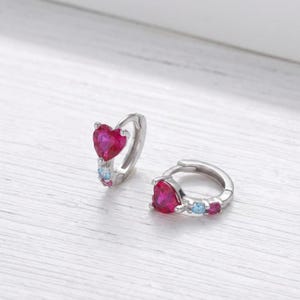 Pendientes de aro con forma de corazón rosa • Plata de ley con circonitas