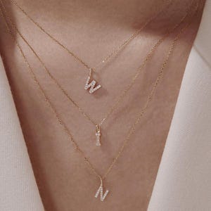 Collar con inicial de circonita pavé, plata de ley chapada en oro de 14 quilates