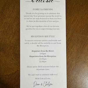 Pode incluir: Um cartão de boas-vindas de casamento branco com uma escrita elegante. O cartão inclui a palavra "welcome" no topo, seguida de texto sobre o casamento, os horários do transporte da recepção e uma mensagem de encerramento assinada por Dean & Chelsea.