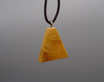 Minimalistyczny naszyjnik z drewna trapezowego – ręcznie robiona irlandzka biżuteria