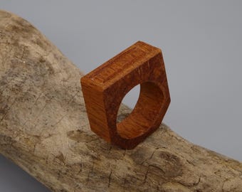 Minimalistyczny kwadratowy pierścień z drewna, biżuteria wyprodukowana w Irlandii