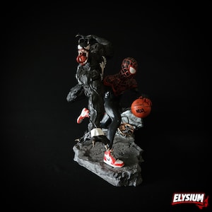 Puede incluir: Figura detallada que representa a Venom y Spider-Man jugando al baloncesto. Venom es negro con una lengua roja, mientras que Spider-Man lleva un traje rojo y negro. El bal&oacute;n de baloncesto es naranja con "NBA" impreso. La base es gris y los zapatos son rojos y blancos.