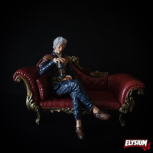 Könnte beinhalten: Figur einer Person mit silbernem Haar, die ein dunkelblaues und rotes Outfit trägt und auf einer roten Chaiselongue mit goldenen Akzenten sitzt. Die Figur hält einen Kelch. Das Wort "ELYSIUM" befindet sich in der unteren rechten Ecke.