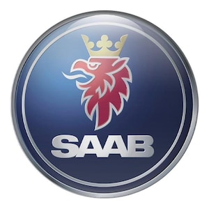 Könnte beinhalten: Ein kreisförmiges Emblem mit blauem Farbverlauf und silbernem Rand. Das Emblem zeigt einen roten Greif mit goldener Krone und das Wort "SAAB" in silbernen Buchstaben.