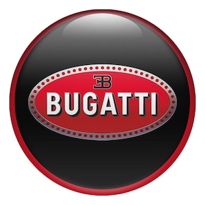 Puede incluir: Un emblema circular brillante con la palabra "BUGATTI" en letras plateadas. El texto está sobre un óvalo rojo, enmarcado por un borde plateado punteado y un fondo negro. El emblema tiene un anillo exterior rojo.