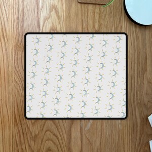 Minimalistische bureauonderlegger met halvemaanpatroon | Pastelkleurige muismat met hemels thema
