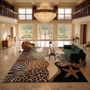 Peut inclure: Un grand tapis rectangulaire présentant un assemblage d'imprimés animaliers, notamment des rayures de zèbre, des taches de girafe et de léopard, ainsi qu'un grand motif d'étoile de mer brune sur fond noir, disposés en formes organiques.