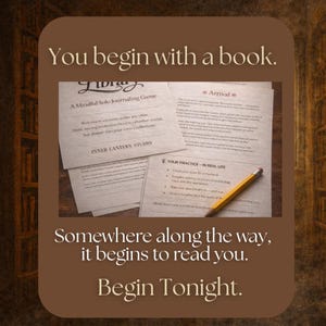 K&ouml;nnte beinhalten: Werbebild mit braunem Hintergrund und Text, der lautet: &bdquo;Du beginnst mit einem Buch.&ldquo; und &bdquo;Irgendwann f&auml;ngt es an, dich zu lesen. Beginne heute Abend.&ldquo; Das Bild zeigt auch Tagebuchspielseiten und einen Bleistift.