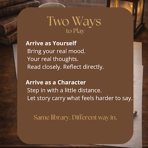 K&ouml;nnte beinhalten: Eine braune Grafik mit dem Text "Two Ways to Play". Der Text ist in zwei Abschnitte unterteilt: "Arrive as Yourself" und "Arrive as a Character". Die Grafik befindet sich auf einer Holzoberfl&auml;che mit einem Stapel B&uuml;cher und einer Laterne im Hintergrund.