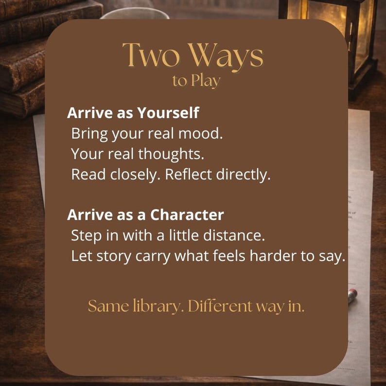K&ouml;nnte beinhalten: Eine braune Grafik mit dem Text "Two Ways to Play". Der Text ist in zwei Abschnitte unterteilt: "Arrive as Yourself" und "Arrive as a Character". Die Grafik befindet sich auf einer Holzoberfl&auml;che mit einem Stapel B&uuml;cher und einer Laterne im Hintergrund.