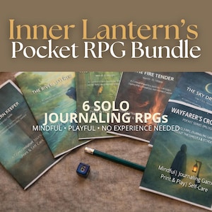 Puede incluir: La imagen muestra el "Inner Lantern's Pocket RPG Bundle", con seis juegos de rol de diario en solitario. Las portadas son en tonos verdes, azules y marrones. También hay un lápiz y un dado. El texto incluye "Mindful", "Playful" y "No Experience Needed."