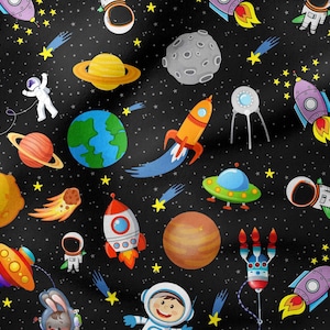 Może przedstawiać: Czarne tło pokryte jest kolorowymi ilustracjami planet, rakiet, astronautów, UFO i gwiazd. Planety obejmują Saturna, Ziemię i czerwonobrązową planetę. Rakiety są czerwone, białe i pomarańczowe. UFO są zielone i niebieskie.