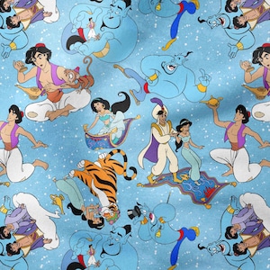 Pode incluir: Um padrão repetitivo com personagens do filme de animação Aladdin. O design inclui Aladdin, a Princesa Jasmine, o Gênio, Abu o macaco e o tigre Rajah, em um fundo azul claro.