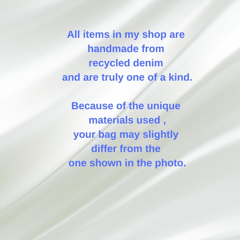 Pu&ograve; includere: Testo su sfondo bianco che afferma che tutti gli articoli sono fatti a mano con denim riciclato e sono unici nel loro genere. Il testo menziona anche che la borsa potrebbe differire leggermente dalla foto a causa dei materiali utilizzati.