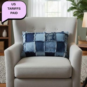 Peut inclure: Ensemble de trois tasses en céramique avec une finition mate et mouchetée. Les tasses sont de couleur crème, gris clair et gris foncé. Chaque tasse a un design simple et minimaliste, parfait pour le café ou le thé.