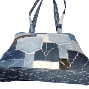 Borsa tote in patchwork di denim riciclato: borsa a tracolla grande realizzata a mano per l'uso quotidiano. immagine 11
