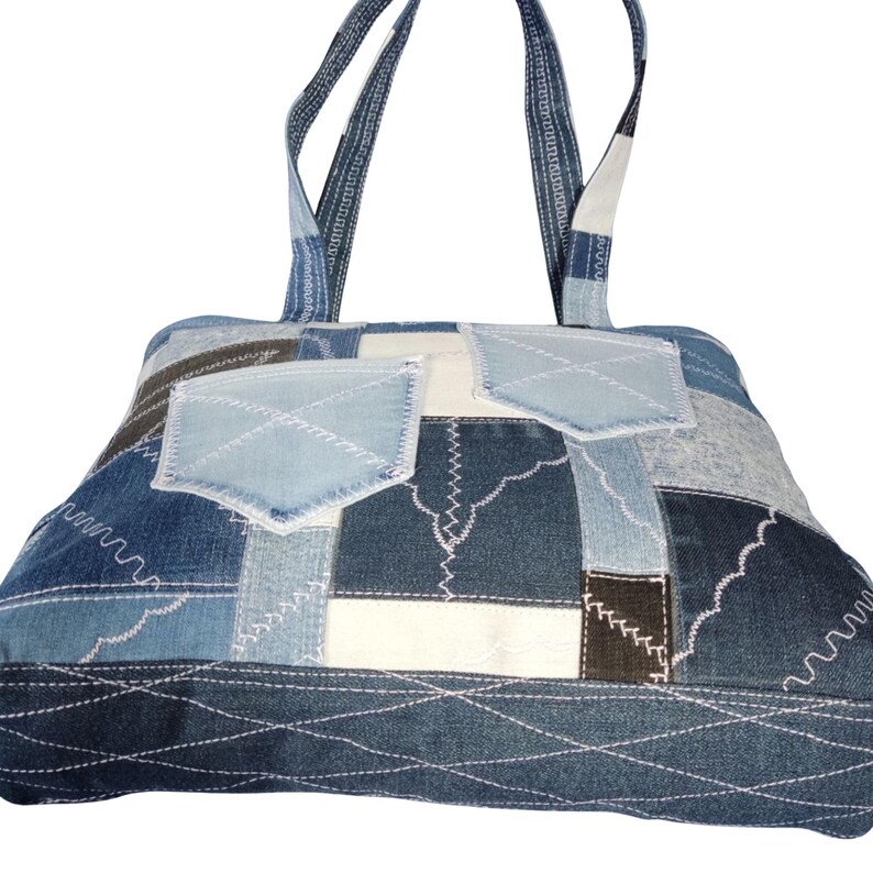 Borsa tote in patchwork di denim riciclato: borsa a tracolla grande realizzata a mano per l'uso quotidiano. immagine 11