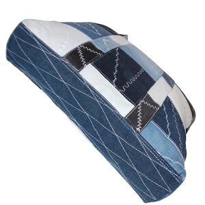 Pu&ograve; includere: Un set di tre barattoli in ceramica con coperchi, con un motivo geometrico nei toni del blu, bianco e grigio. I barattoli variano di dimensioni, il pi&ugrave; grande misura circa 20 cm di altezza.