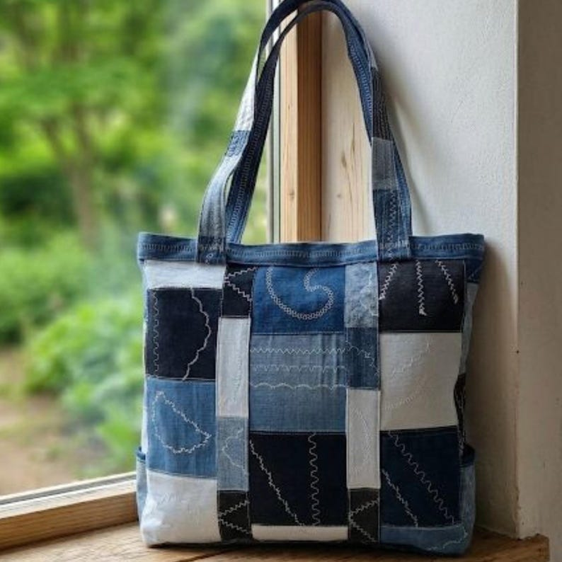 Borsa tote in patchwork di denim riciclato: borsa a tracolla grande realizzata a mano per l'uso quotidiano. immagine 14