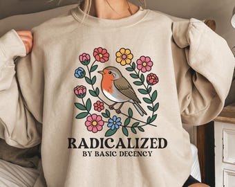 Maglietta unisex "Radicalized By Basic Decency", maglietta di protesta politica, regalo per attivista femminista, abbigliamento liberale, giustizia sociale, attivista femminista