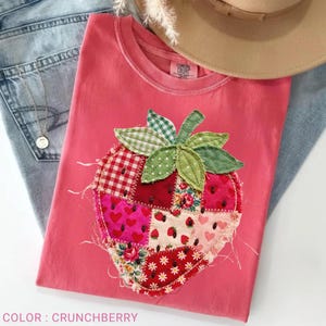 Camiseta retro de fresas, camiseta de granja acolchada con estampado de bayas, estética rústica de cuadros vichy y flores, camiseta cómoda de color con estampado vintage.