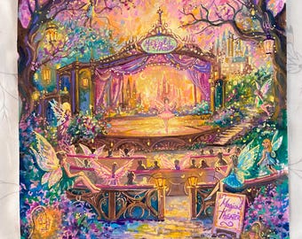 Può includere: Un dipinto vibrante raffigura una scena teatrale magica. Il palco è illuminato da un bagliore caldo, con una ballerina. Sono visibili fate e spettatori. L'opera d'arte è ricca di viola, rosa e verde, con le parole "Magical Theater".
