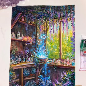 Puede incluir: Pintura original que representa una escena mística con un dragón, botellas y una llama azul. La obra de arte presenta una estantería de madera llena de botellas de vidrio, un dragón y una vibrante llama azul vertiéndose en una olla. La paleta de colores incluye tonos de morado, azul y verde.