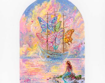 Può includere: Un dipinto stravagante di una nave con vele a farfalla che naviga su un oceano pastello. Una sirena è seduta su una roccia, che guarda la nave. Il cielo è pieno di nuvole colorate e farfalle. L'opera d'arte è firmata "Sofia".