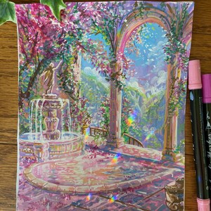 Pu&ograve; includere: Un dipinto colorato raffigura una serena scena di giardino con una fontana, archi e un rigoglioso fogliame. L'opera d'arte presenta una tavolozza di rosa, verdi e blu, creando un'atmosfera vibrante e invitante. Due pennarelli rosa sono visibili a destra.
