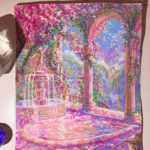Pu&ograve; includere: Un dipinto vibrante raffigura una scena classica con una fontana, colonne e arcate, il tutto immerso in tonalit&agrave; rosa e viola. Lussureggianti fiori e fogliame rosa incorniciano la vista di una lontana catena montuosa sotto un cielo blu. L'opera d'arte evoca un senso di tranquillit&agrave;.