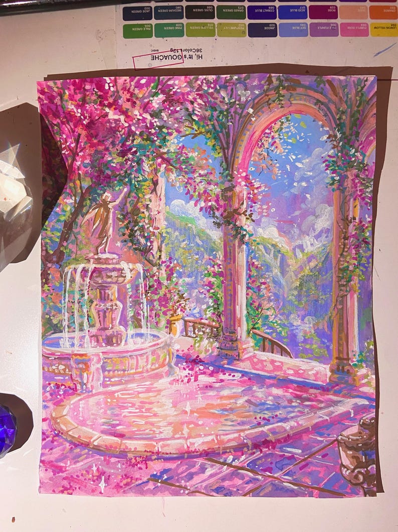 Pu&ograve; includere: Un dipinto vibrante raffigura una scena classica con una fontana, colonne e arcate, il tutto immerso in tonalit&agrave; rosa e viola. Lussureggianti fiori e fogliame rosa incorniciano la vista di una lontana catena montuosa sotto un cielo blu. L'opera d'arte evoca un senso di tranquillit&agrave;.