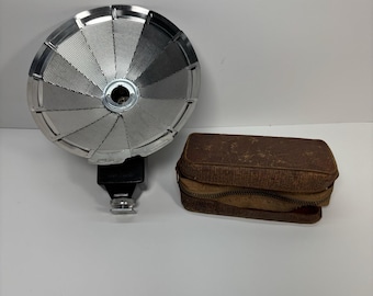 Mini flash vintage pieghevole con custodia, ideale per fotografia retrò.