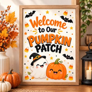 Puede incluir: Una lámina enmarcada con el texto Welcome to Our PUMPKIN PATCH en letras naranjas y negras. El diseño incluye un fantasma sonriente con sombrero de bruja, una calabaza naranja alegre, murciélagos negros, estrellas amarillas y caramelos.