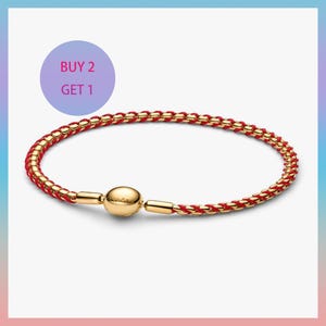 以下が含まれることがあります： 黒い持ち手と「But First, Coffee」のテキストが黒い太字で書かれた白いセラミックマグ。マグカップはぼやけた背景に置かれています。マグカップの高さは約10cmです。