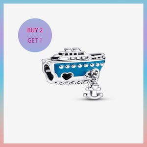 Può includere: Un charm d'argento raffigurante una nave da crociera blu e bianca con ritagli a forma di cuore e un piccolo charm a forma di ancora. Il charm ha la scritta "Pandora" sul lato. Un cerchio viola con il testo "BUY 2 GET 1" è sullo sfondo.
