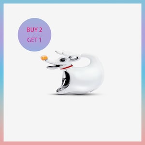 Op de afbeelding: Een zilveren bedel in de vorm van Zero, de spookhond uit The Nightmare Before Christmas. De bedel heeft een wit lichaam, een rode kraag en een kleine oranje neus. De tekst "BUY 2 GET 1" staat in een paarse cirkel.